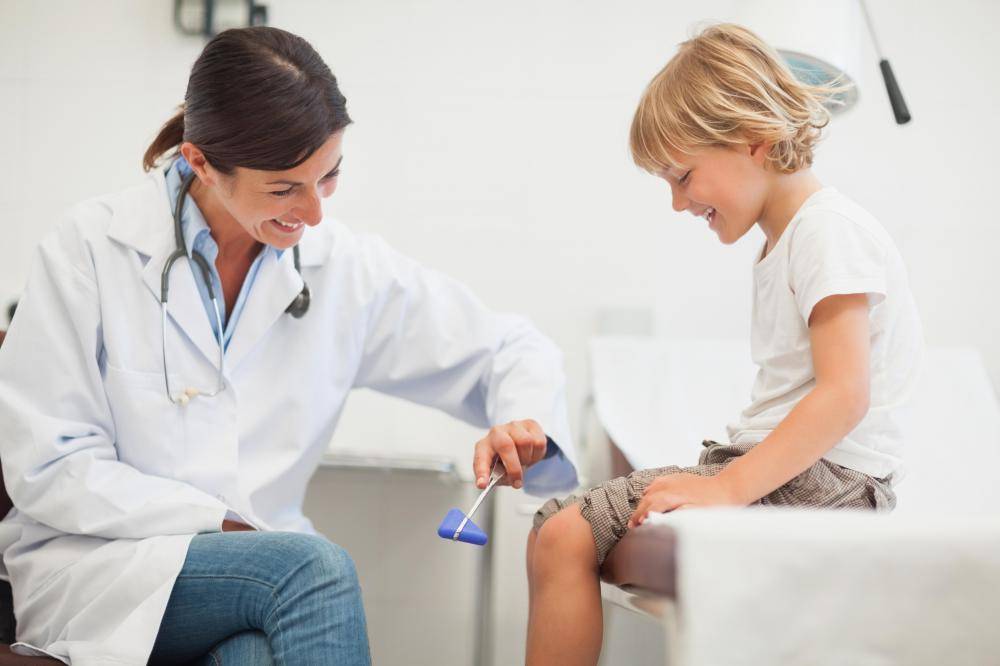 pediatrics-Pediatric Sports-pediatrician-checking-childs-knee-reflexes