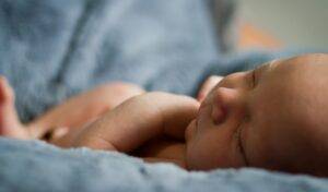 newborn baby to sleep on side